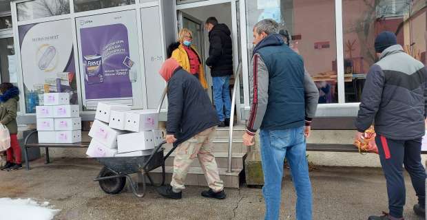 20.12.2021. – Velika lokalna donacija Crvenom krstu Valjevo od DTL „Europrom“ doo Valjevo, - 550 pojedinačnih paketa hrane za korisnike narodne kuhinje Crvenig krsta u Valjevu...