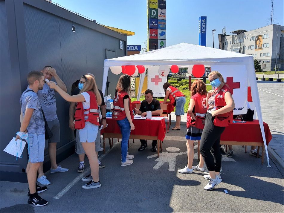 27.06.2020. – U subotu, realizovali smo još jednu akciju i promotivnu aktivnost dobrovoljnog davanja krvi u STOP SHOP-u po izuzetno vrelom danu