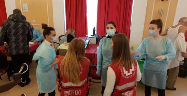Crveni krst Valjevo, sa svojim volonterima, aktivan u podršci zdravstvenom sistemu na imunizaciji građana protiv COVID-19.