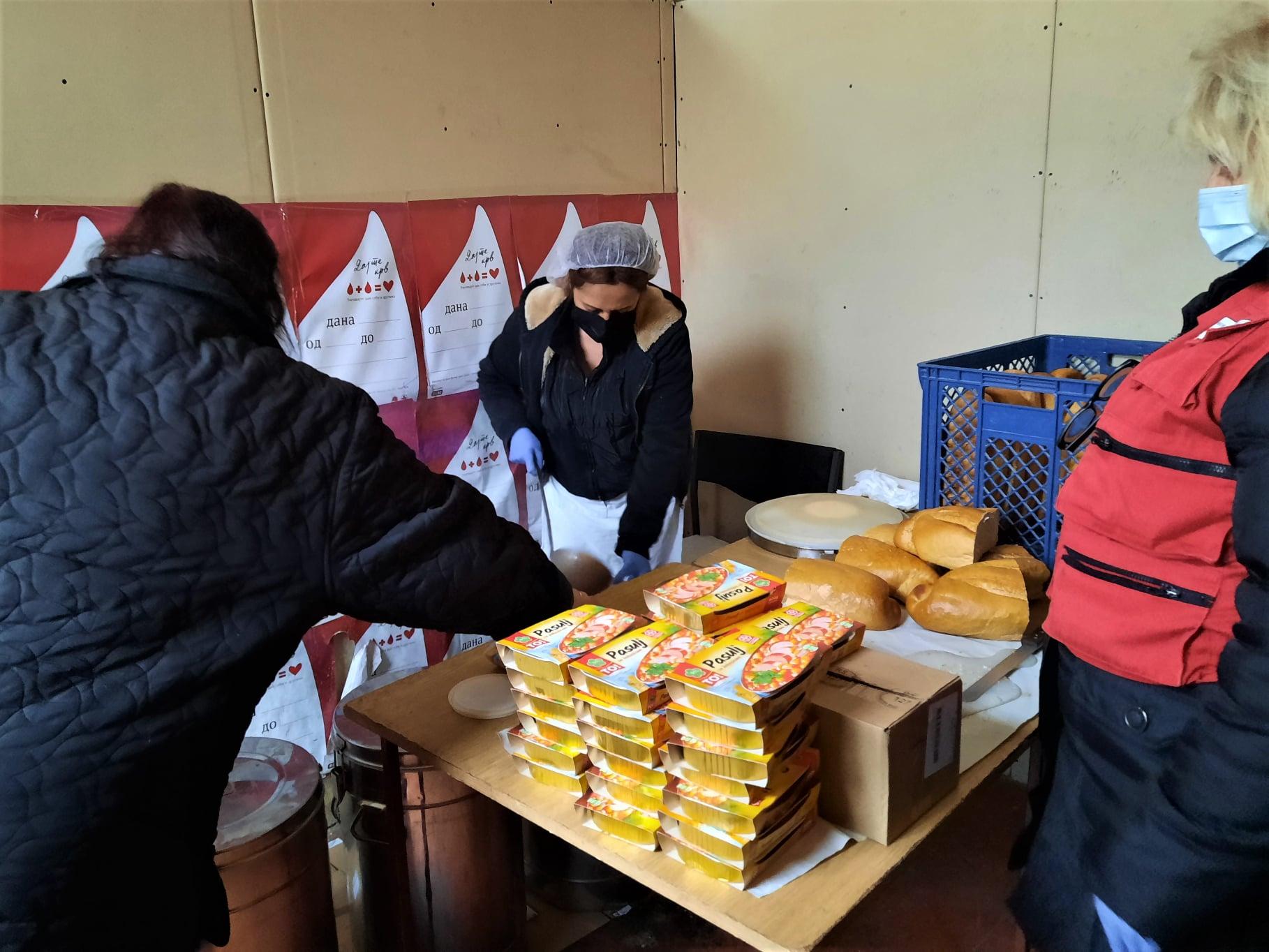 Još dodatnih davanja korisnicima narodne kuhinje Crvenog krsta u Valjevu -  uoči Božića podelili smo konzervirana gotova kuvana jela za 500 korisnika uoči praznika