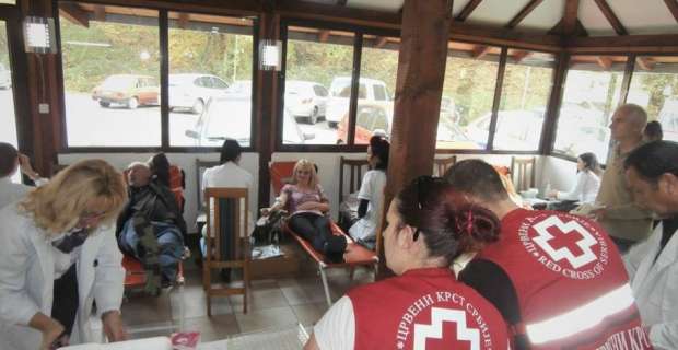 Kafana u službi humanosti i dobrote – U restoranu SUR „Kod Laze“ – Platani prikupljeno 106 jedinica krvi.